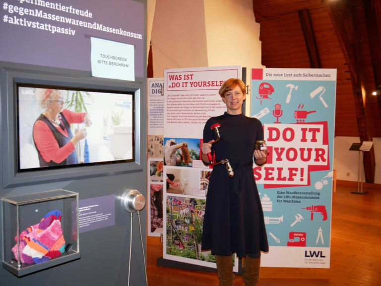 „Do it yourself“, heißt die gerade eröffnete Ausstellung im Stadtmuseum. Museumsleiterin Dr. Constanze Döhrer macht neugierig auf „die neue Lust am Selbermachen“. Foto: Gaby Brüggemann