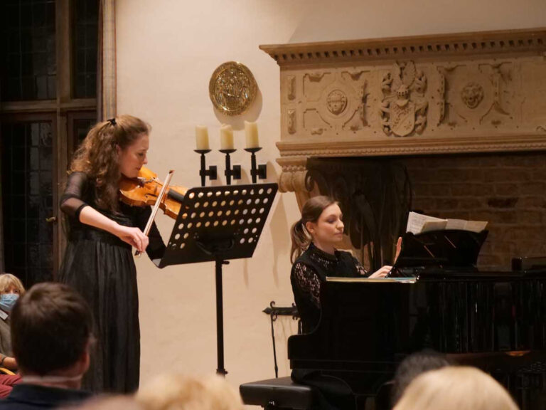 Victoria (Violine) und Galina Gusachenko (Klavier) spielten beim Kammerkonzert im Alten Rathaus mit frischer Leichtigkeit, dann wieder mit emotionalem Aufbegehren. Foto: Schwarze