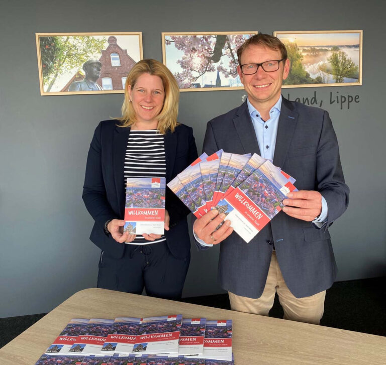 Stephanie Viefhues und Bürgermeister Lothar Christ verzichten wegen der weiter hohen Infektionszahlen auf den Neubürgerempfang und präsentieren stattdessen eine druckfrische Broschüre. Foto: Viefhues