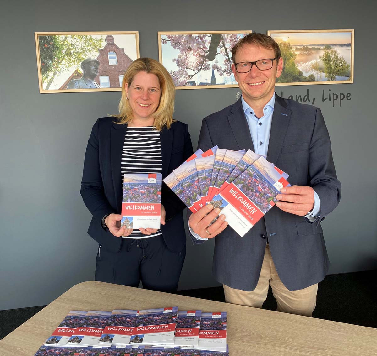 Stephanie Viefhues und Bürgermeister Lothar Christ verzichten wegen der weiter hohen Infektionszahlen auf den Neubürgerempfang und präsentieren stattdessen eine druckfrische Broschüre. Foto: Viefhues
