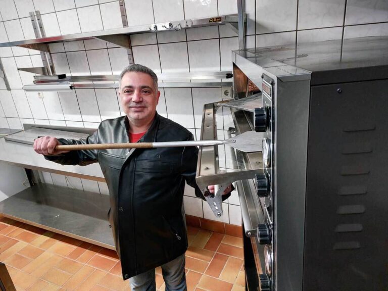 Mohammed Amer, auch bekannt als „Onkel Mo“, eröffnet in Stockum eine Pizzeria. Seinen Imbiss führt er weiter. Foto: Wagner