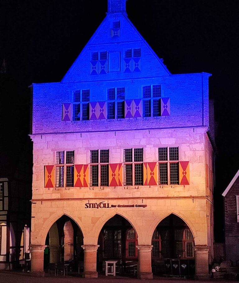 Das Alte Rathaus am Marktplatz leuchtet die nächsten 14 Tage in den ukrainischen Nationalfarben Blau und Gelb. Foto: Stadt Werne