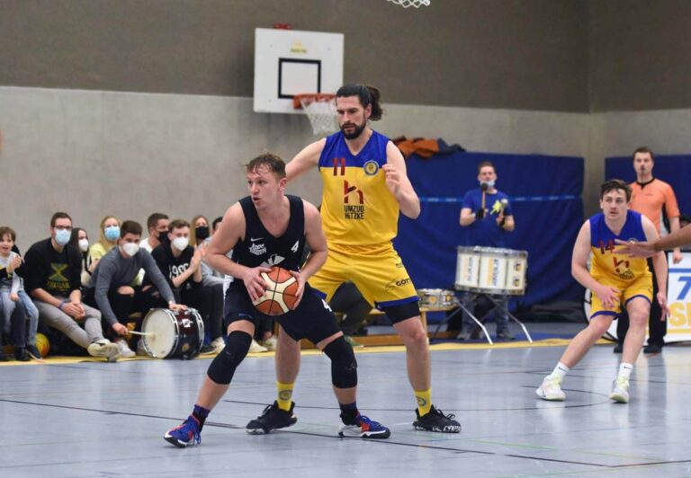 Die LippeBaskets, hier mit Lukas Wiedey am Ball, zogen beim Tabellenführer knapp den Kürzeren. Foto: Rusche