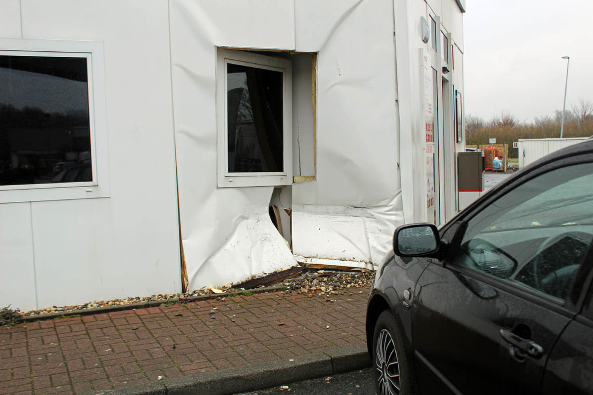 Einen nicht unerheblichen Sachschaden verursachte eine Autofahrerin an einer Tankstelle. Alkohol war im Spiel. Foto: Kreispolizeibehörde Unna