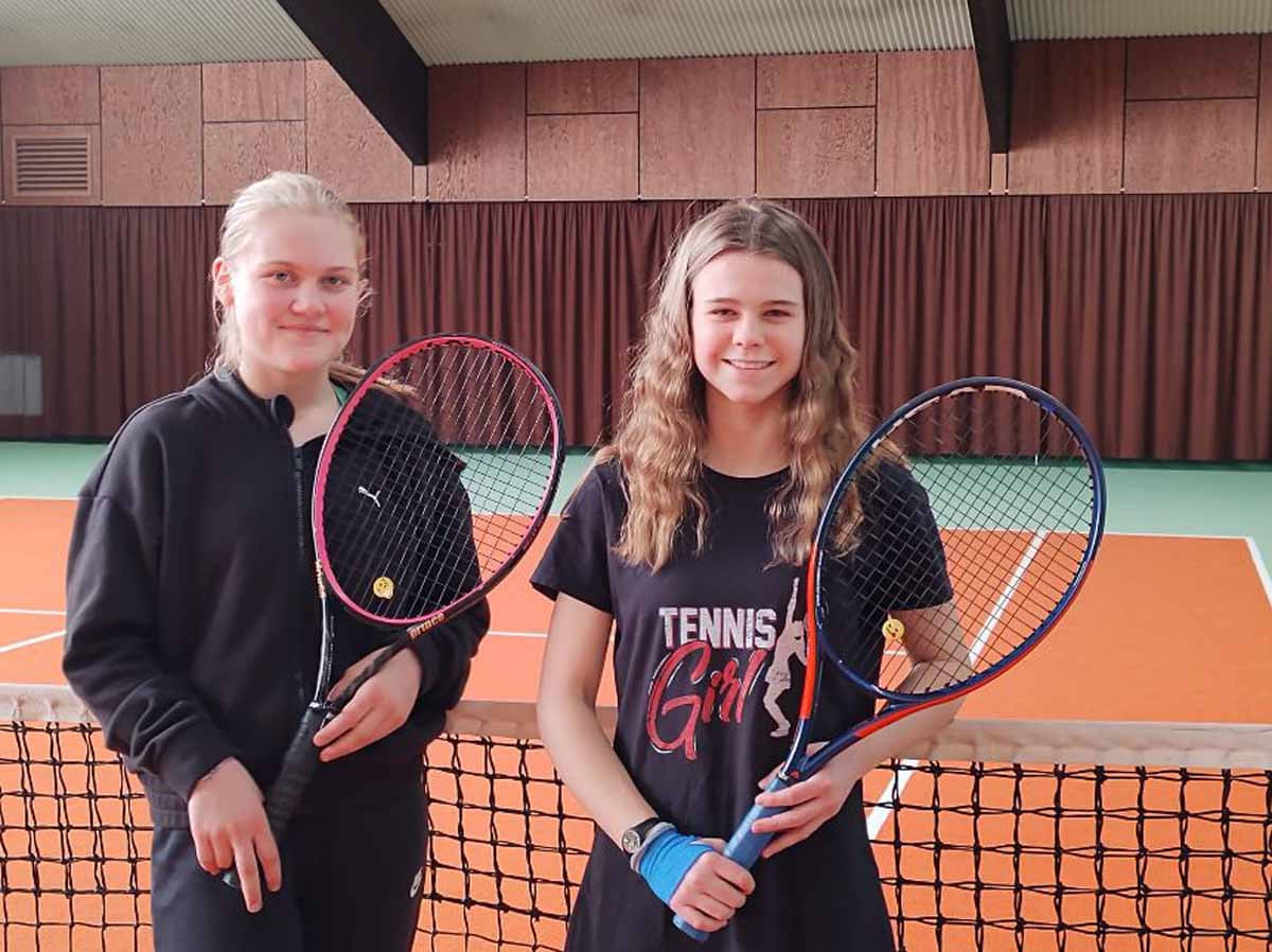 Emily Nattler und Mia Arenz schlossen die Saison mit den U15-Juniorinnen auf Platz zwei ab. Foto: WTC