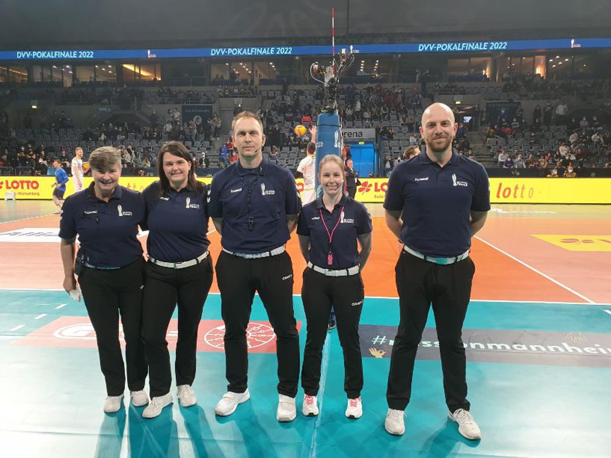 Wernes Oberliga-Volleyballerin Theresa Rottmann (4. von links) im Schiedsrichterteam beim Pokalfinale in Mannheim. Foto: Privat