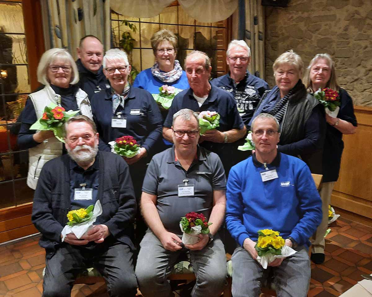 Der komplette Vorstand: vorne v.l. Kurt Wörmann, Uwe Wittenberg und Günther Bienert; hinten v.l. Anita Grund, Reinhard Weniger, Elke Weniger, Brigitte Schulze, Erich Grund, Norbert Bensch, Marion Bährendt und Karin Wörmann. Foto: VdK