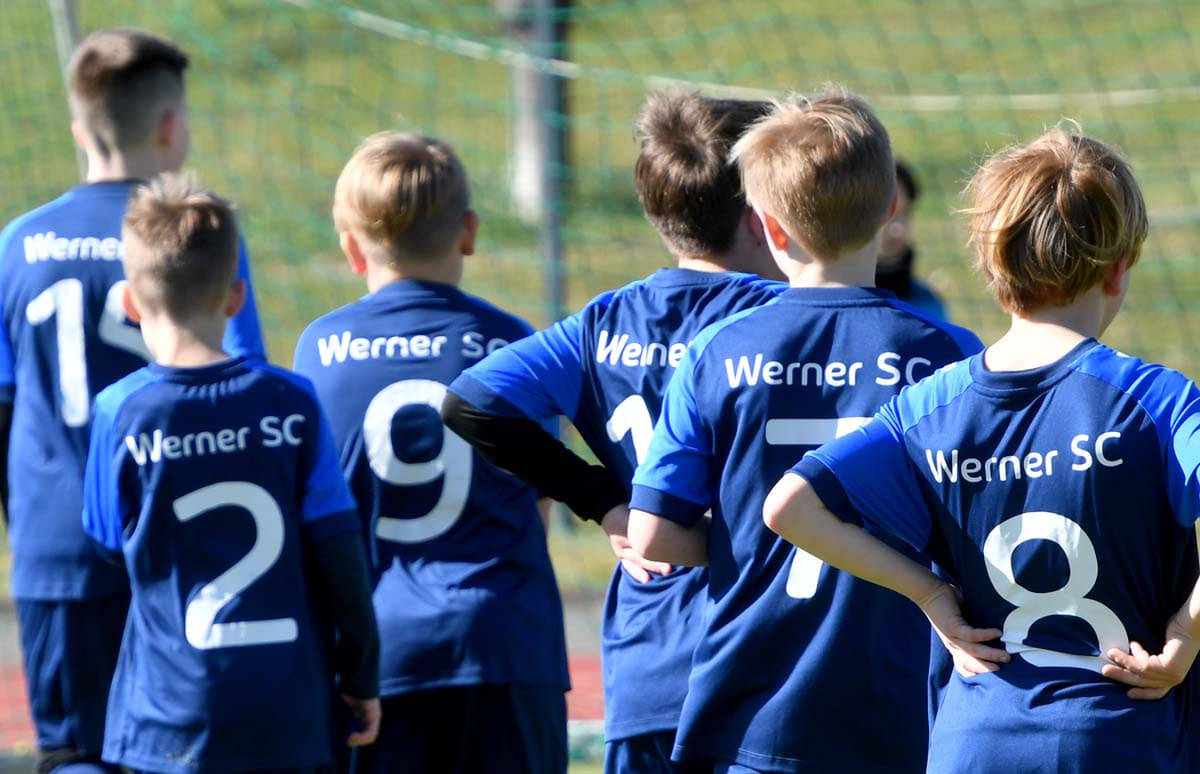 Fußballspielen bei den Minikickern, aber auch Tischtennis, Volleyball oder Kurse im Freizeit- und Breitensport - Kinder, Jugendliche und Erwachsene, die aus der Ukraine nach Werne geflüchtet sind, können beitragsfrei das Sportangebot des Werner SC nutzen. Foto: WSC