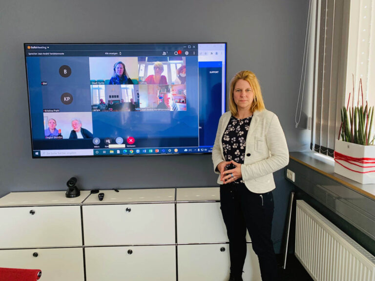 Stephanie Viefhues informiert über die Spendenaktion der Partnerstädte. Foto: Stadt Werne
