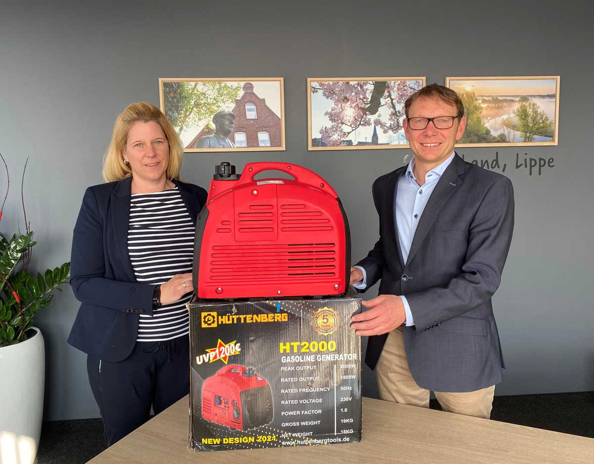 Stephanie Viefhues und Bürgermeister Lothar Christ brachten Notstromaggregate für die polnische Partnerstadt Walcz auf den Weg, die für die Ukraine bestimmt sind. Foto: Viefhues