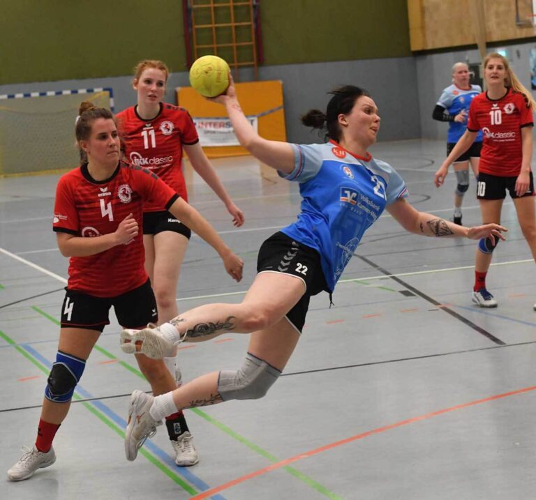 In der zweiten Halbzeit schwanden die Kräfte bei den Kamener Spielerinnen. Steffi Goletz kommt in dieser Szene über rechts zum Torwurf und erzielt das 19:12 für Werne. Foto: MSW