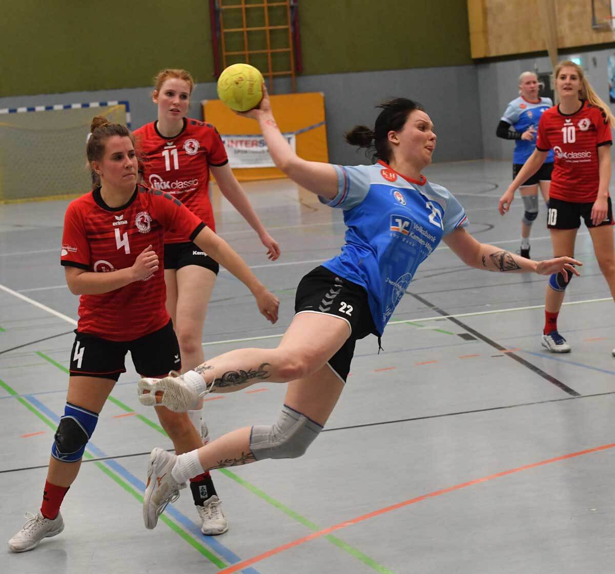 In der zweiten Halbzeit schwanden die Kräfte bei den Kamener Spielerinnen. Steffi Goletz kommt in dieser Szene über rechts zum Torwurf und erzielt das 19:12 für Werne. Foto: MSW
