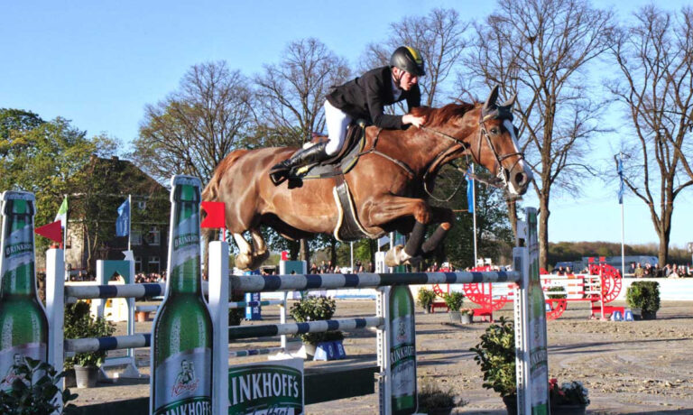 So spannend ist Reitsport: Philipp Schulze Topphoff auf dem zehn Jahre alten Westfalen-Wallach Clemens de la Lande entschied als letzter der elf Starter im Stechen des Drei-Sterne-S-Springens am Karsamstag den Wettbewerb für sich. Foto: Hermann-Peter Steinmüller