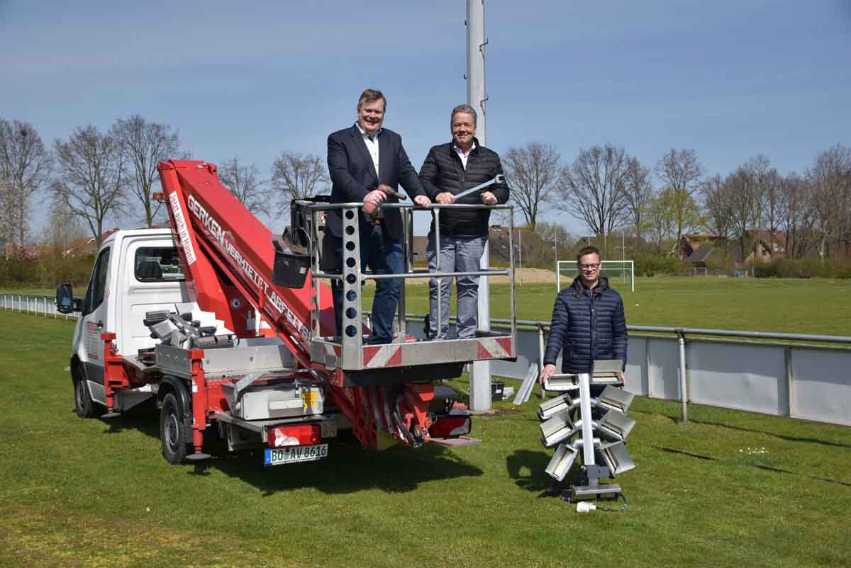 Bürgermeister Thomas Stohldreier, TuS-Vereinsvorsitzender Rainer Zahlten und Christian Scheipers, Leiter Technische Dienste der Gemeinde, (v.l.n.r.) freuen sich über die neuen LED-Strahler auf dem Sportplatz an der Nordkirchener Straße.