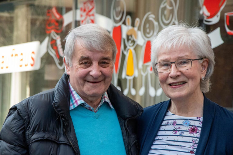 Das Ehepaar Maria und Hubert Schumacher engagieren sich in vielfältiger Weise ehrenamtlich. Fotos: Bischöfliche Pressestelle/Michaela Kiepe