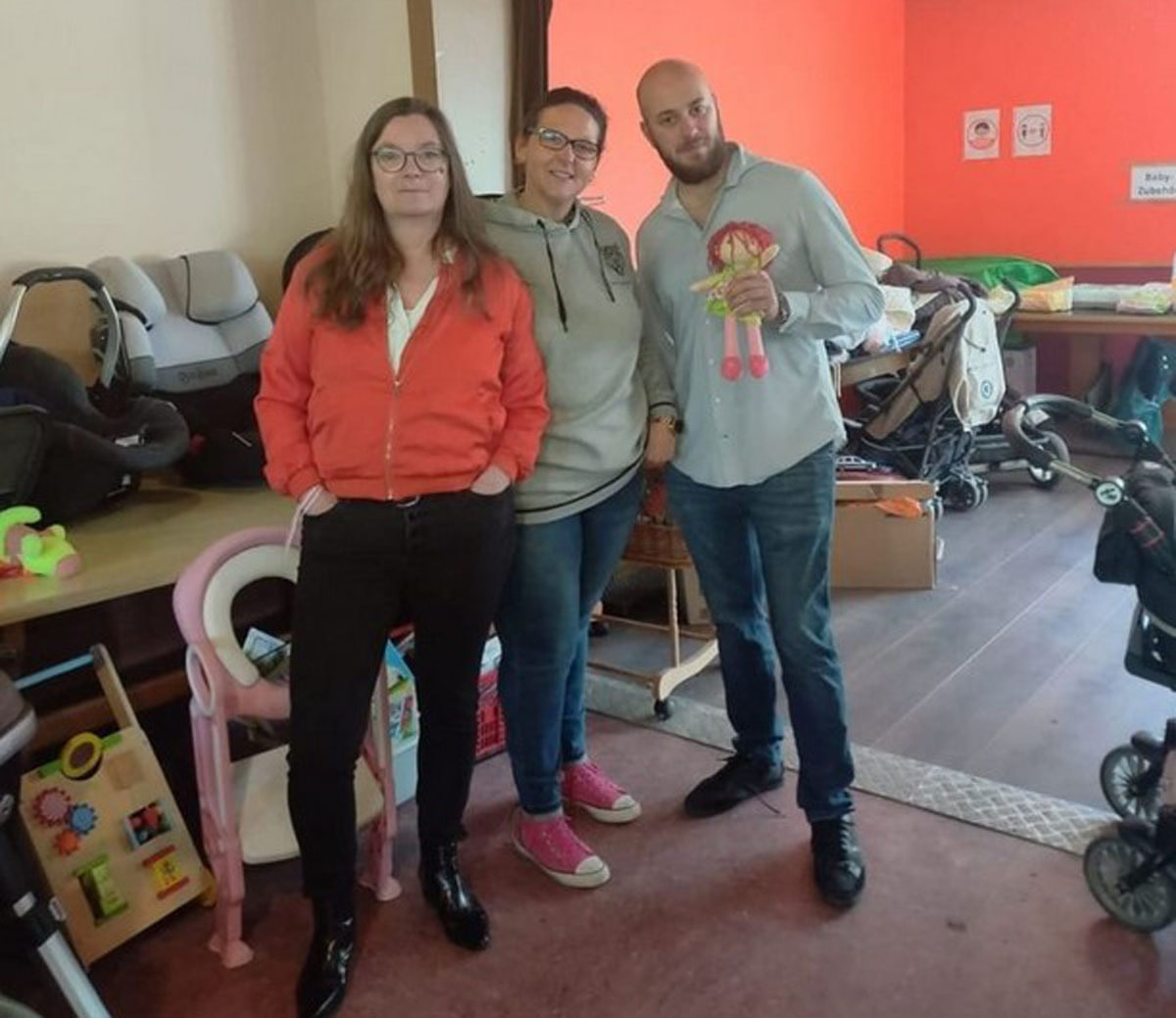 Die Sprecher der NRW-Linken, Nina Eumann (links) und Jules El-Khatib (rechts) sowie Nicole Schröder-Bungard (Mitte) von der Akuthilfe.