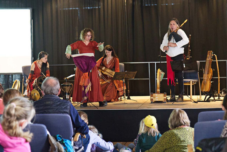 Das Ensemble Triskilian (v.r. Dirk Kilian, Jule Bauer, Silke Kilian und Christine Hübner) sorgte am Sonntagvormittag im Alten Rathaus nicht nur bei den Kindern sondern auch bei den Erwachsenen für gute Laune. Foto: Steinmüller