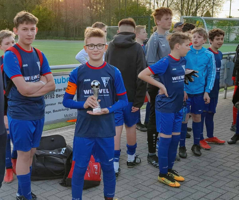 Über den Pokal für Platz 2 freuen sich (v.l.) Elias Modrzik, Kapitän Clemens Wiewel, Lennard Durkalic, Pascal Sitarek, Justus Brühl und Ahmad Murad. Foto: WSC