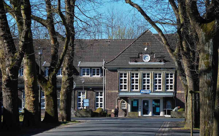 Die Architektur des Bahnhof-Hauptgebäudes vereint historistische Stilrichtungen mit modernen. Foto: Anke Barbara Schwarze