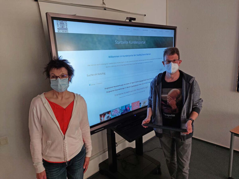 Büchereileiterin Gerlinde Schürkmann und Mitarbeiter Dietmar Kümer stellten den neuen Online-Katalog vor. Foto: Wagner