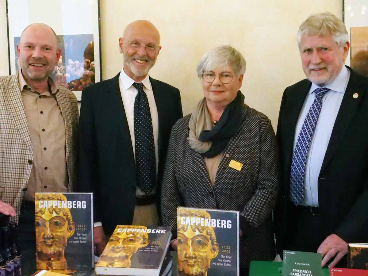 Buchhändler Hubertus Waterhues, der Herausgeber Knut Görich sowie die Rotarier Hanneliese Palm und Ralf Schaltenbrand präsentierten den Tagungsbands „Cappenberg - der Kopf, das Kloster und seine Stifter“ im Gelben Saal auf Schloss Cappenberg. Foto: Schwarze