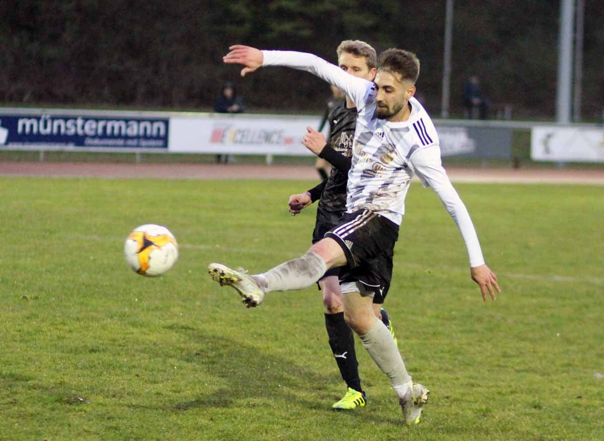 Serkan Adas trifft in dieser Szene zum zwischenzeitlichen 2:1 für Eintracht Werne gegen die SpVg Bönen. Foto: Wagner