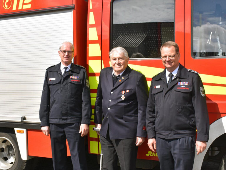 Norbert Nierfischer wurde für seine langjährige Treue zur Löschgruppe Langern von Jörg Mehringskötter (links) und Thomas Temmann geehrt. Foto: Feuerwehr Werne