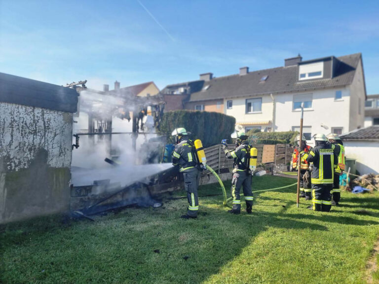 Die Feuerwehr löschte einen Brand an der Breslauer Straße. Dort hatte ein Anwohner beim Unkraut-Abflämmen unbeabsichtigt einen Holzanbau angezündet. Foto: Feuerwehr Werne