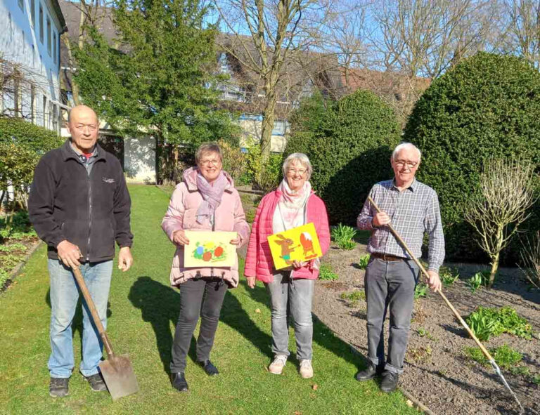 Laden Kinder zum Wortgottesdienst und Ostereiersuchen in den Klostergarten ein (von links): Herbert Nägeler, Bettina Winkelkötter (Vorsitzende der Frauen Union), Anne Lohmann und Rainer Schulz. Foto: Privat