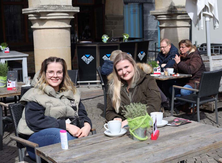 Das neue Veranstaltungsformat lockte auch viele Jüngere an. Auch wenn sich das Wetter wenig frühlingshaft präsentierte, war die Innenstadt gut besucht. Foto: Isabel Schütte