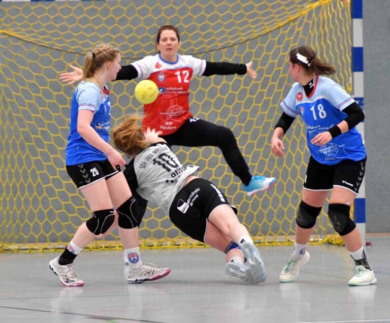 Nur selten boten sich Lücken in der Deckung des TV Werne. Hier haben Clara Drohmann und Sarah Stengl zwar das Nachsehen, aber Torfrau Stefanie Facklam ist zur Stelle und wehrt den Ball ab. Foto: MSW