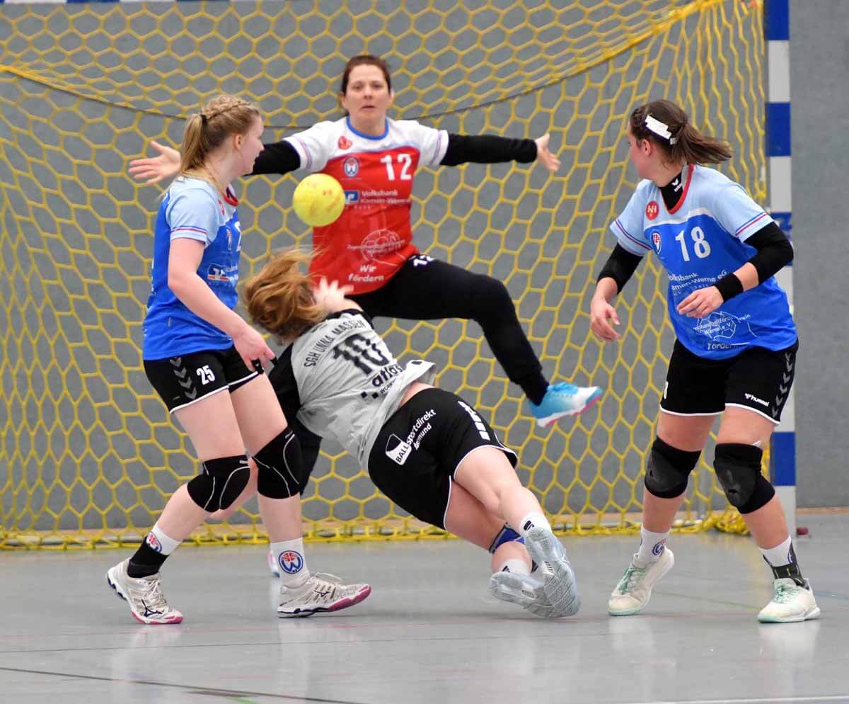 Nur selten boten sich Lücken in der Deckung des TV Werne. Hier haben Clara Drohmann und Sarah Stengl zwar das Nachsehen, aber Torfrau Stefanie Facklam ist zur Stelle und wehrt den Ball ab. Foto: MSW