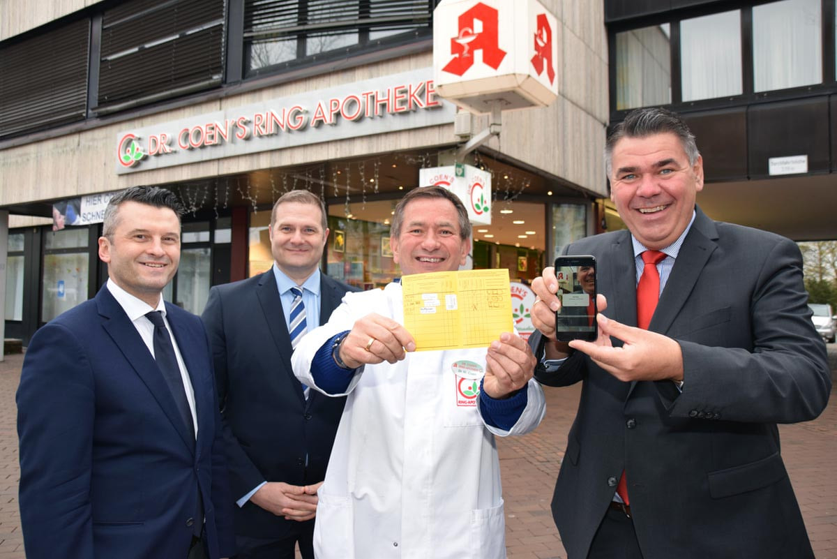 Cüneyt Göktekin (von links), Prof. Dr. Jan Luccarda, Dr. Matthias Coen und Landrat Mario Löhr mit einem fälschungssicheren Impfpass. Foto: Anita Lehrke - Kreis Unna