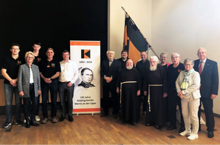 Doppel-Versammlung der Kolpingsfamilie mit (von links): Jan-Frederic Lochthofen, Elisabeth Schwert, Markus Budde, Rainer Steinhoff, Martin Döpker, Franz Heitbaum, Martin Weber, Pater Norbert Schlenker, Norbert Reinkober, Pater Wolfgang Drews, Veronika Stephan, Josef Meinke, Marita Funhoff, Benno Jäger – es fehlen: Josef und Maria Gärtner, Marco Hüsing, Kai Gutberlet. Foto: Benno Jäger