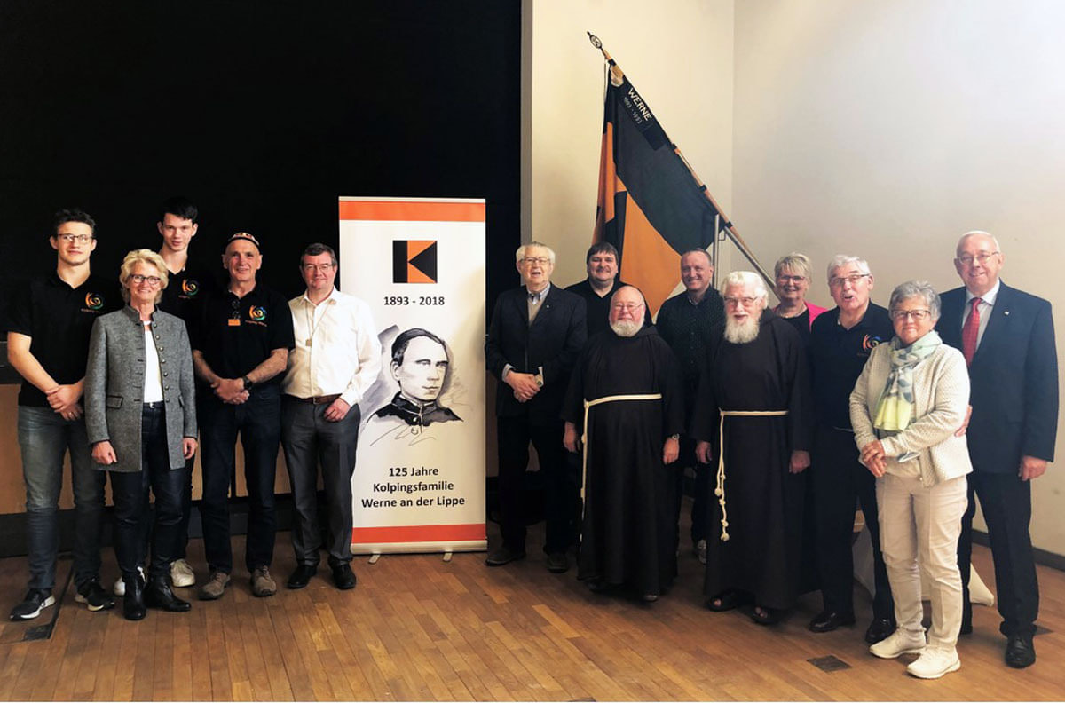 Doppel-Versammlung der Kolpingsfamilie mit (von links): Jan-Frederic Lochthofen, Elisabeth Schwert, Markus Budde, Rainer Steinhoff, Martin Döpker, Franz Heitbaum, Martin Weber, Pater Norbert Schlenker, Norbert Reinkober, Pater Wolfgang Drews, Veronika Stephan, Josef Meinke, Marita Funhoff, Benno Jäger – es fehlen: Josef und Maria Gärtner, Marco Hüsing, Kai Gutberlet. Foto: Benno Jäger