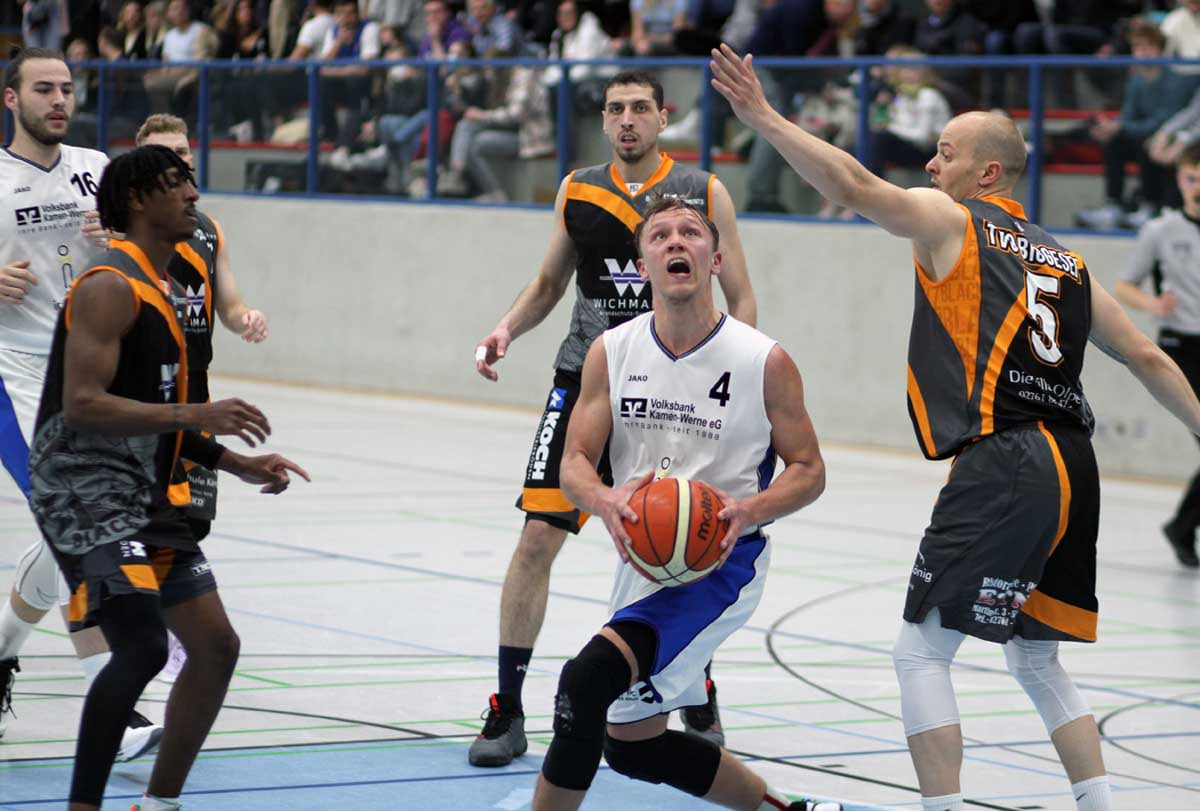 Lukas Wiedey verlor mit den LippeBaskets nach schwacher erster Halbzeit gegen TVO Biggesee. Foto: Wagner