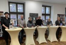 Sorgten für einen vergnüglichen Abend beim 24. LiteraTurnier: (von links) Magnus See, Hubertus Waterhies, Liane Jäger, Moderator Dieter Vatheuer, Ludger Burmann und Hartmut Marks. Foto: Herbert Aprill