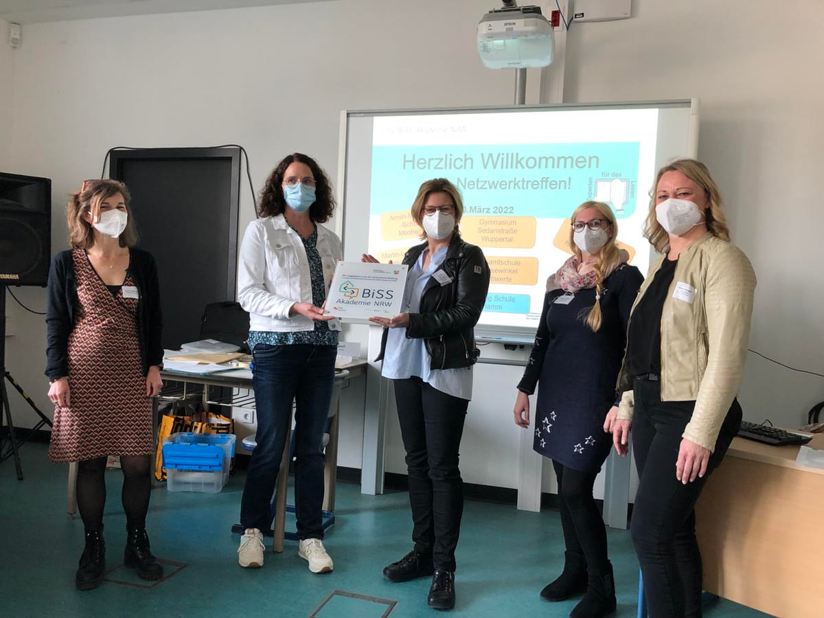 Das Foto zeigt (von links) Kirsten Amann-Pieper (Netzwerkkoordinatorin der Landesstelle Schulische Integration (LaSI)), Anja Kirschberg (BiSS-Akademie NRW), Rita Lefering (Didaktische Leitung MSS), Katharina Hölger und Juliane Vaupel (BiSS-Koordinatorinnen der MSS). Foto: MSS