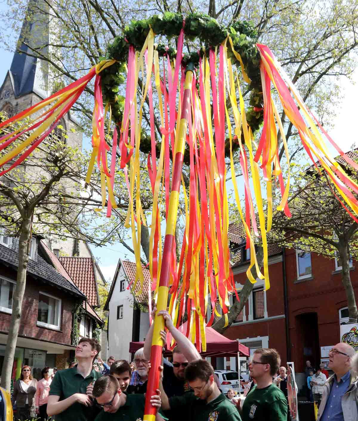 Ein Maibaum wird am Roggenmarkt wieder aufgestellt. Gäste sind herzlich willkommen. Archivfoto: Volkmer