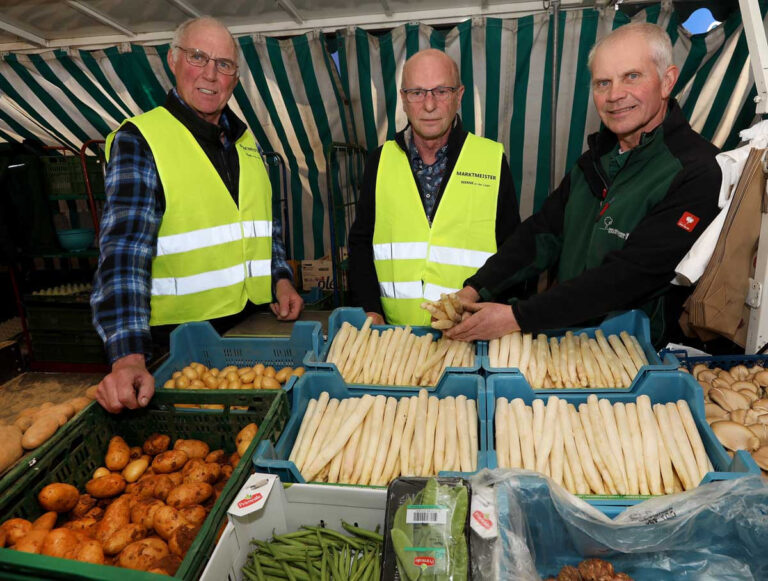 Der Marktmeister ist Ansprechpartner für die Beschicker und für die Besucher und das Bindeglied zur Stadtverwaltung. Lothar Riedel (links) und Andreas Tappe sind im Wechsel auf dem Wochenmarkt unterwegs. Foto: Volkmer