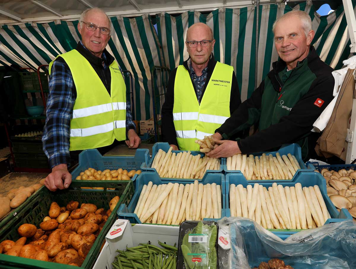Der Marktmeister ist Ansprechpartner für die Beschicker und für die Besucher und das Bindeglied zur Stadtverwaltung. Lothar Riedel (links) und Andreas Tappe sind im Wechsel auf dem Wochenmarkt unterwegs. Foto: Volkmer