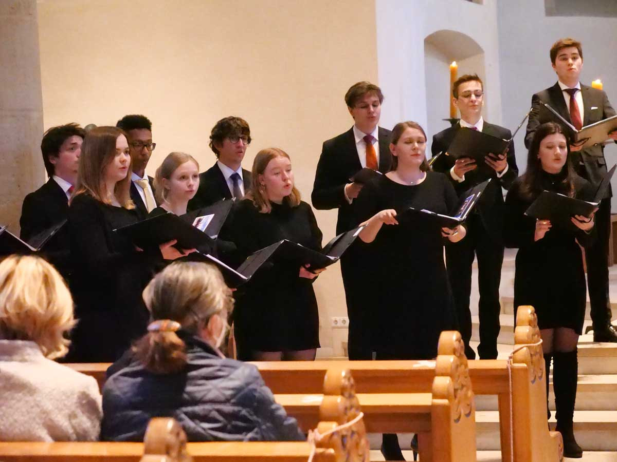 Auf Einladung der Stiftung Musica Sacra Westfalica interpretierte der Jugendkonzertchor der Chorakademie Dortmund, geleitet von Felix Heitmann, vor mehr als 120 Zuhörern musikalische Lichtblicke in der St. Christophorus-Kirche. - Fotos: Schwarze