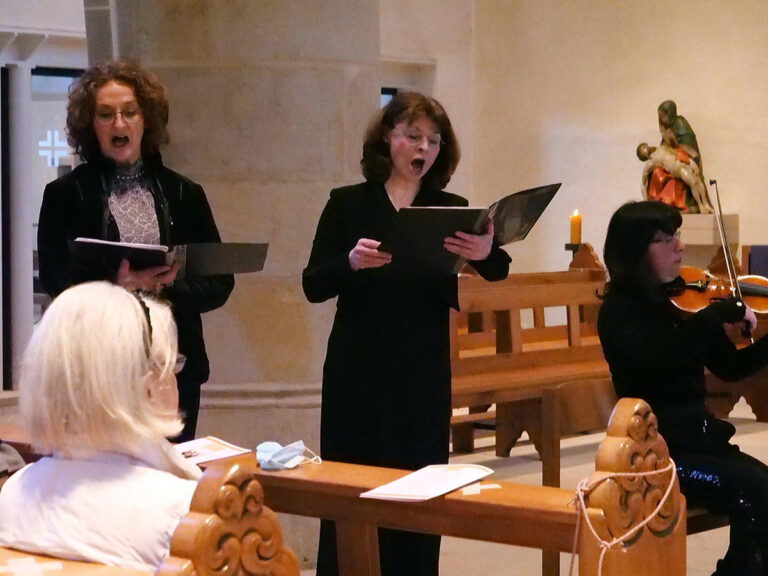 In St. Christophorus interpretierten die Altistin Ursula Kirchhoff (links) und die Sopranistin Dagmar Borowski-Wensing mit Pergolesis „Stabat Mater“ die herzbewegende Klage einer Mutter angesichts ihres sterbenden Sohnes. Foto: Schwarze