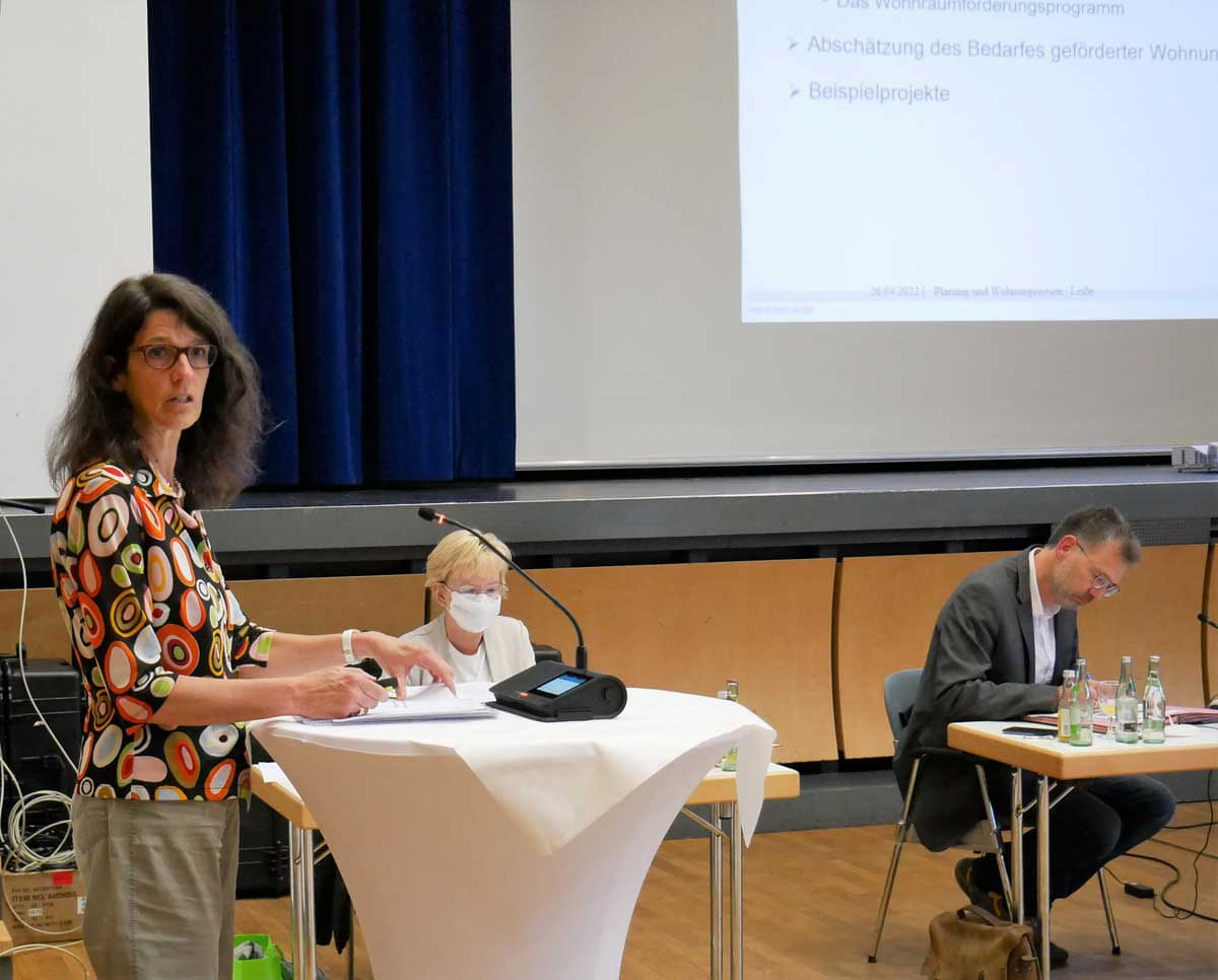 Bei der Finanzierung von gefördertem Wohnungsbau hilft das Land Nordrhein-Westfalen mit einem dafür aufgelegten Programm, erläuterte in der Sitzung Sabine Leiße, Sachgebietsleiterin Bauen und Planen beim Kreis Unna. Foto: Gaby Brüggemann