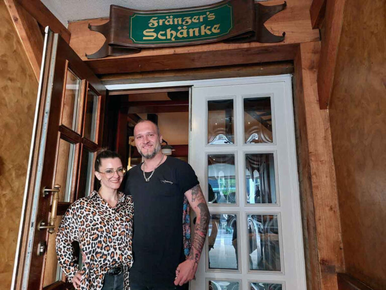 Nadine und Niko freuen sich auf die Eröffnung des griechischen Restaurants „Sparta im Fränzer’s“. Foto: Wagner