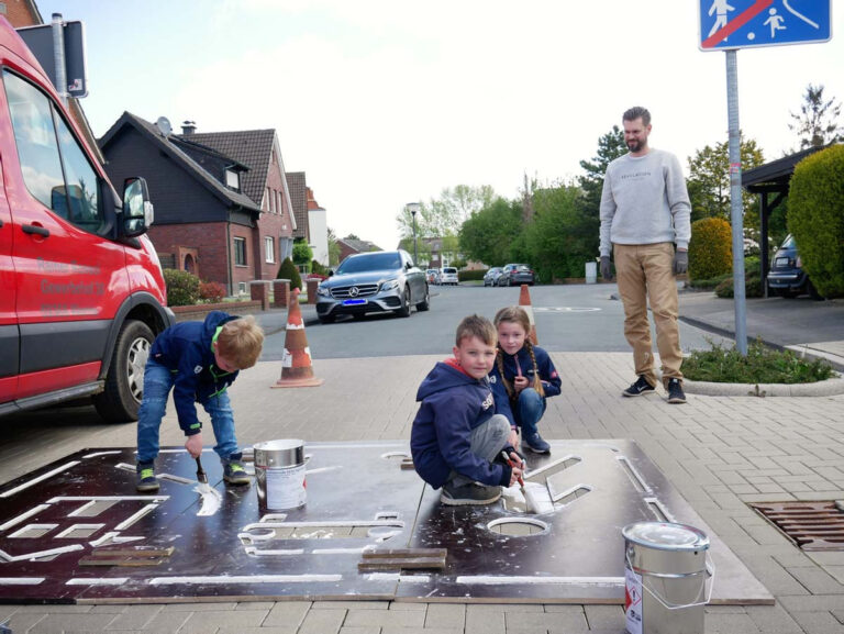 Achtung spielende Kinder. Eifrig malten die Kinder die Schablonen für die Piktogramme aus. Foto: Gaby Brüggemann