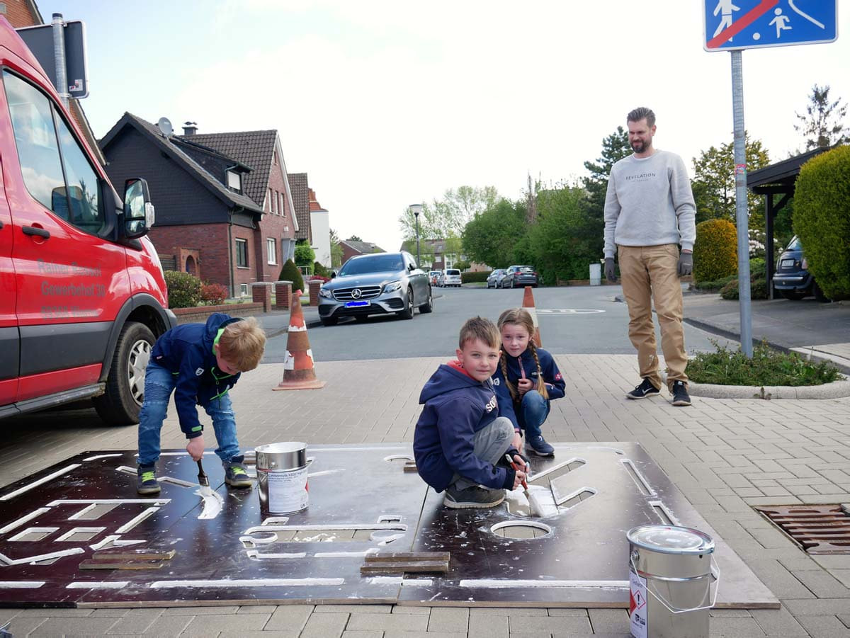 Achtung spielende Kinder. Eifrig malten die Kinder die Schablonen für die Piktogramme aus. Foto: Gaby Brüggemann