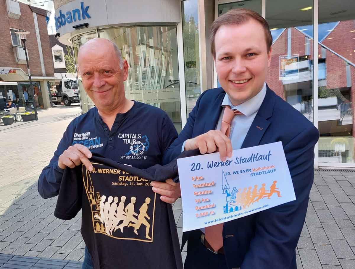 Freuen sich auf den runden Geburtstag des Stadtlaufs, der mit zweijähriger Verspätung am 21. Mai 2022 über die Bühne gehen soll: Dirk Böhle (links) vom TV Werne und Philipp Gärtner (Volksbank Kamen-Werne). Foto: Wagner