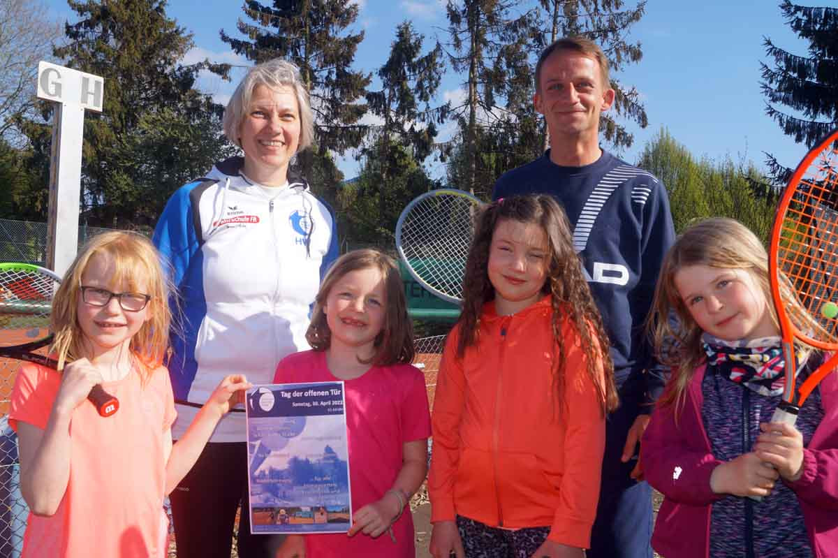 Freuen sich auf einen aktionsreichen Tag der offenen Tür: Die 1. Vorsitzende Ursula Warnecke, Christoph Grotehöfer von der Tennisschule Robby Stärke und die jüngste Trainingsgruppe des TC Blau-Weiß, die im vergangenem Jahr zum ersten Mal mit dem Tennissport in Kontakt kam. Foto: TCBW
