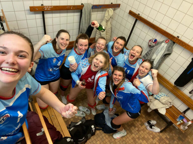 Jubel beim TV Werne mit (v.l.): Marla Bergmann, Lisa Krüger, Anna Jäger, Jenny Böttger (vorne), Chiara Grewe, Mira Struwe, Kim Varlemann (vorne), Julia Rieger und Theresa Rottmann. Foto: TVW